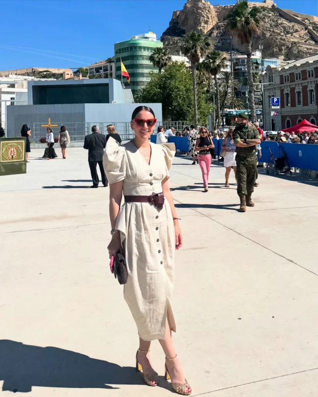 Hoy HE JURADO BANDERA 🇪🇸, en mi ciudad, Alicante, frente al mar y con el castillo de Santa Bárbara y el puerto de fondo. 🌊  Y lo he hecho junto a mi familia y mis amigos. Orgullosa de ser española. VIVA ESPAÑA. Hoy y siempre. 🇪🇸  Total look de @coosyofficial , que me acompaña en mis días más especiales. Gracias @virginiacoosy . 🤍  #alicante #juradebandera #españa