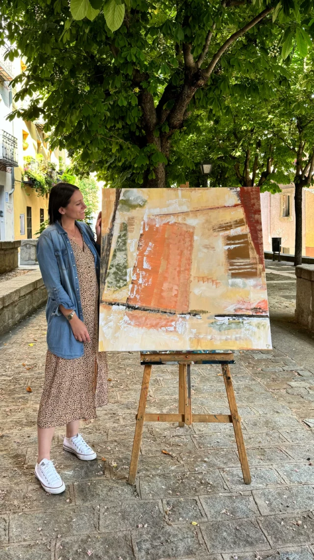 Hoy he asistido a la jornada creativa que ha organizado Irene de @ojos_azules_estudio . El reto: un cuadro abstracto XL. La evolución os la enseño en Stories y aquí… el resultado final, un SOBRESALIENTE. 🤣  Actitud sin duda, nunca me falta. 🤪  Gracias por tu paciencia y gracias por este día @ojos_azules_estudio & @lisola_fotografia .🎨 Sois maravillosas. 🤍 Ha sido un superplan. 🫠  #tallerpintura #pintura #cuadroabstracto #estudiopintura