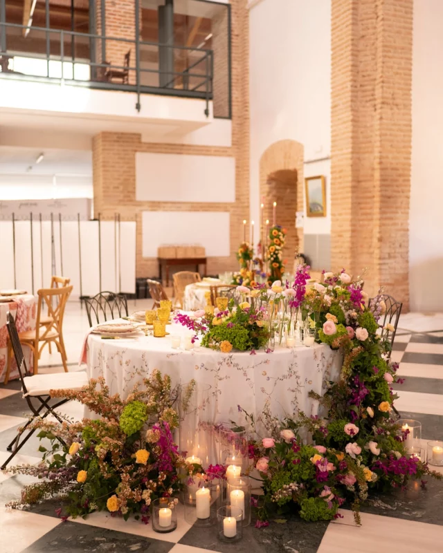 El jueves en el evento de @ordenterceraeventos presentamos 5 propuestas de decoración. Junto a @cashmeredecoracion elegimos unas combinaciones muy diferentes y originales con las que sorprender a nuestros invitados. 🫠  @bottanico_floral_design se encargó de la decoración floral y @abart.espaciocreativo de la papelería. El toque perfecto para estas bonitas propuestas que muestran lo que @ordenterceraeventos ofrece a las parejas o empresas que les eligen para presenciar su boda o evento. 🌷🥰  ¿Cuál es tu favorita? 😌  Gracias por estas preciosas fotos @ismasanchezfotografo . 🥰  Vídeo @esif_fotografia
Papelería @abart.espaciocreativo
Decoración floral @bottanico_floral_design
Mantelería y mensaje @cashmeredecoracion 
Música en directo @missviolina_mj
Dj @losdelamonda @jorgetejedor.dlf @diego.revu 
Regalos @valquer_laboratorios 
Diseño y organización @ynosfuimosdeboda @susanatornero_  #eventos #ynosfuimosdeboda #organizaciondeeventos #bodas #eventosvalladolid #catering #decoracion #decorscionbodas #decoracioneventos