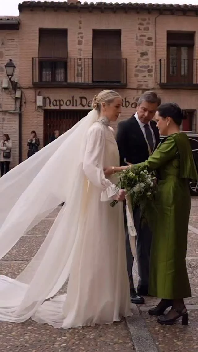 La entrada siempre tan especial y bonita… como este vídeo de @cantingamboa . 🫠  Fotos @enim_fotografia 
@santaeugeniaatelier
@flordeasoka 
@cigarraldelangel  #weddingday #weddingstyle  #novias #vestidosenovia  #weddingphotographer #weddingphotography #bridal #bridalinspiration  #ynosfuimosdeboda #bodas2025 #vestidodenovia #vestidonovia #novias2025
