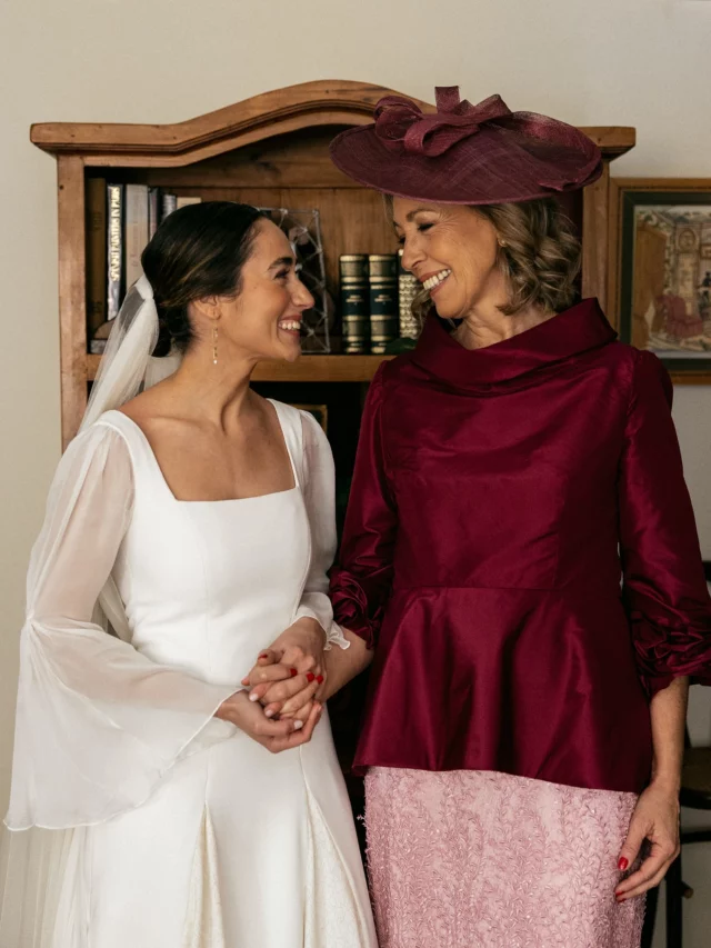 Estas fotos de @gmstudio_fotografia y la dulzura y elegancia de Rocío y su madre. Espectaculares. 🫠  @lucatelier
@pilar_de_la_rocha
@laurelcatering 
@haytablas 
@jorgegarcia.dj 
#weddingday #weddingstyle  #novias #vestidosenovia  #weddingphotographer #weddingphotography #bridal #bridalinspiration  #ynosfuimosdeboda #bodas2025 #vestidodenovia #vestidonovia #novias2025 #madrinaboda #invitada #invitadaboda