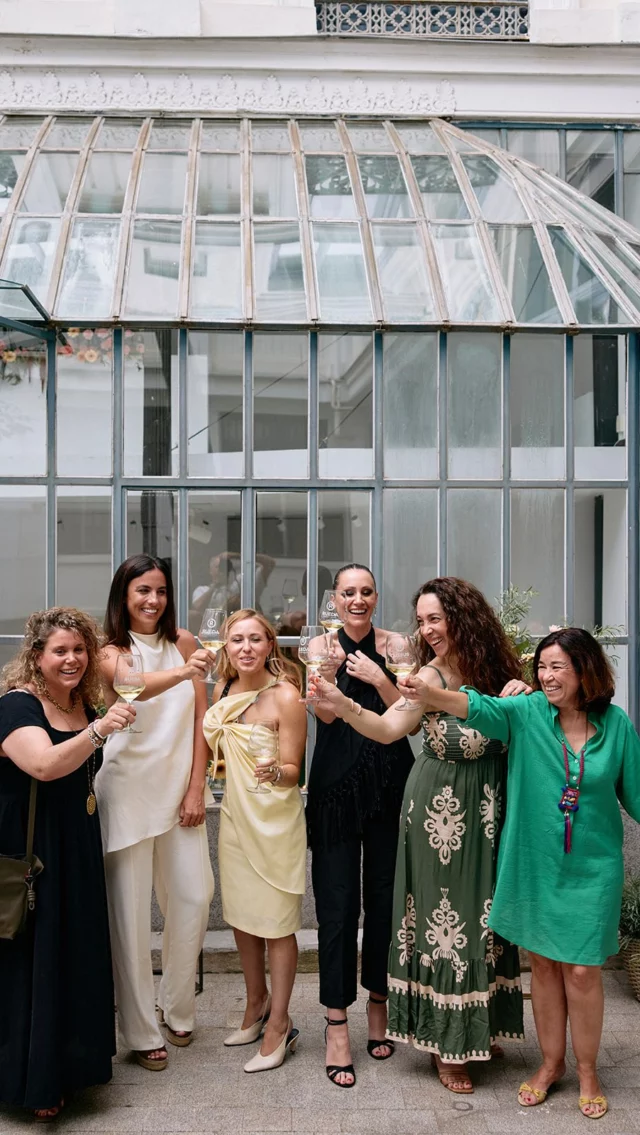 Así de bien lo pasamos dando la bienvenida al verano con @dorueda & @ynosfuimosdevino . 🍇☀️  Gracias @jesusmohedano por este bonito vídeo. 🫠  Y gracias a todos por hacerlo posible. 🤍  Organización @susanatornero_ @ynosfuimosdevino
Foto y vídeo @jesusmohedano
Decoración floral @unaflorparamatilda
Mantelería @attrezzatura_es 
Catering @mimentaeventos
Ficha cata @abart.espaciocreativo 
Espacio @thesibarist 
Mi conjunto @coosyofficial
Make Up @soraya.g.s  #ynosfuimosdeboda #ynosfuimosddvino #organizaciondeeventos #eventos #eventosmadrid #catasmadrid