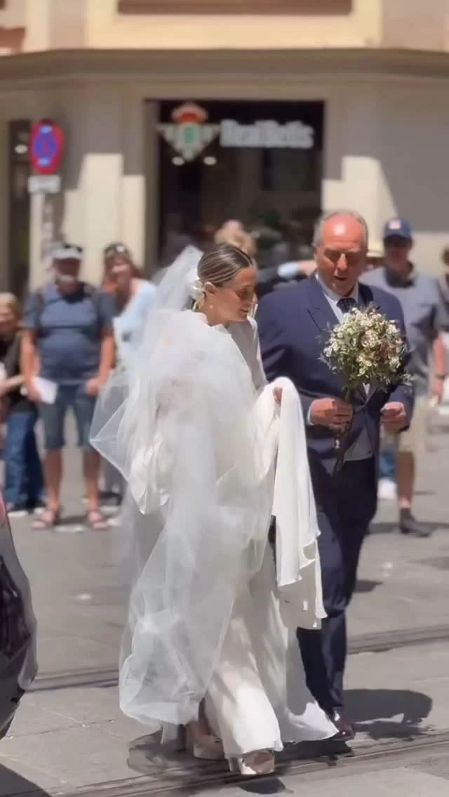 Creo que su cara de felicidad al llegar a la iglesia lo dice todo… 🫠  @audesolange
@emotionfilm_
@byjuliahidalgo 
@carmenmazanovias
@cartamoflores 
@raweddingphoto 
@rocioaguadophotography  #weddingday #weddingstyle  #novias #vestidosenovia  #weddingphotographer #weddingphotography #bridal #bridalinspiration  #ynosfuimosdeboda #bodas2025 #vestidodenovia #vestidonovia #novias2025