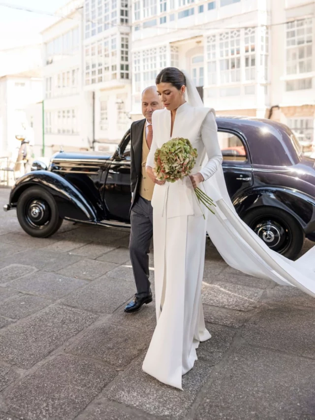 La elegancia de los diseños de @luisinfantesofficial . 🤍  Fotos @alvaroarribi 
@moi_freire_ 
@pazodesantacruzdemondoi 
@integra_iriacasteleiro  #weddingday #weddingstyle  #novias #vestidosenovia  #weddingphotographer #weddingphotography #bridal #bridalinspiration  #ynosfuimosdeboda #bodas2025 #vestidodenovia #vestidonovia #novias2025