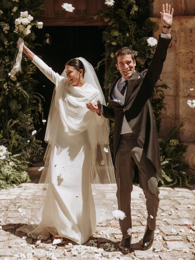 María dio el “sí quiero” hace tan solo unos días como podemos ver gracias a estas maravillosas fotos de @patriciagrandephotography . 🥰  @larriba.atelier @sanchez_artefloral @viridianafilms @paulet.official @lena.valladares @_kuramae @castillatermalvalbuena @esther_vega_atelier  #weddingday #weddingstyle  #novias #vestidosenovia  #weddingphotographer #weddingphotography #bridal #bridalinspiration  #ynosfuimosdeboda #bodas2025 #vestidodenovia #vestidonovia #novias2025