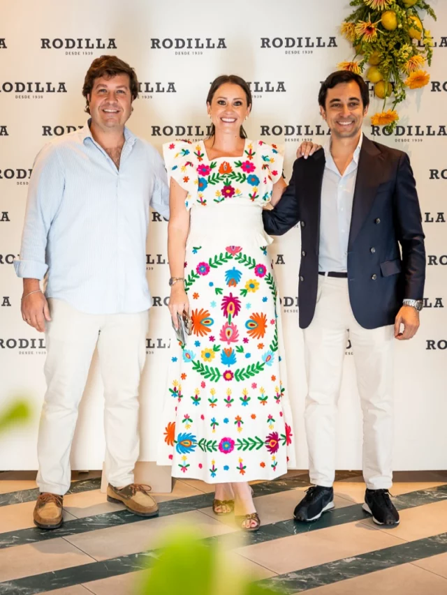 Un afterwork de lo más divertido para presentar la nueva propuesta de catering para bodas y eventos de @rodillasandwich . 🫠  Rodeada de amigas y compis del sector. Una tarde en la que disfrutamos de buena música con @oneliapalao , en un ambiente acogedor y rodeados de flores gracias a @rbncano . 🍋🌻  En el que las referencias preparadas por @rodillasandwich conquistaron a todos. Y en la que los invitados lo pasaron bomba, como podéis ver en estas fotos de @esif_fotografia .  Además se fueron cargaditos a casa con regalos de @rodillasandwich y un detalle único personalizado de @sweetsistersteam .  GRACIAS DE NUEVO POR CONFIAR EN MÍ. 🤍  Para la ocasión elegí este conjunto de @coosyofficial , tan colorido y veraniego, y sandalias de @polinetmoi . Maquillada por mi querida @paloma_baena . 🥰  Diseño y organización @ynosfuimosdeboda @susanatornero_ . 😌  #ynosfuimosdeboda #eventos #eventosmadrid #organizaciondeeventos #catering #cateringbodas #cateringeventos #bodas #prebodas #novias2026 #novias2025