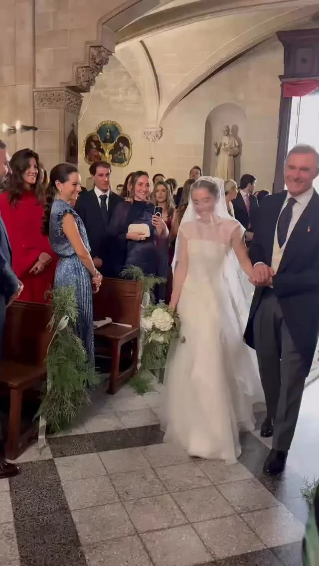 Así de espectacular, emocionada y sonriente estaba Blanca con su diseño de @nnavascues . 🫠  ¡Cómo me gusta siempre este momento! 🥰  @chloemihic gracias por el vídeo.☺️  #weddingday #weddingstyle  #novias #vestidosenovia  #weddingphotographer #weddingphotography #bridal #bridalinspiration  #ynosfuimosdeboda #bodas2025 #vestidodenovia #vestidonovia #novias2025