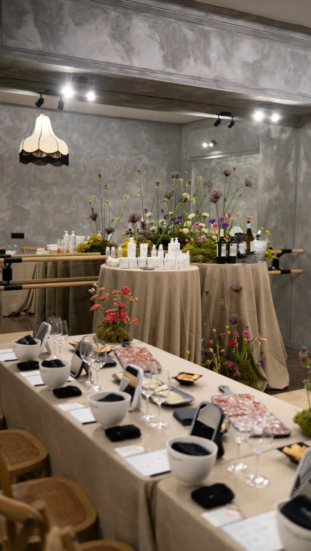 Y así fue la IX edición de la Beauty&Wine de @ynosfuimosdevino que organicé el viernes. Una vez más contamos con el gran equipo de @mariagallandofficial y en esta ocasión con @valledelbotijas . 🍷  Tanto los productos como los vinos conquistaron a todas las asistentes. 🥰  Una edición celebrada en @byai.concept y en la que no faltaron las flores de @rbncano , el menaje y mantelería de @attrezzatura_es y la papelería de @abart.espaciocreativo . 🫠  @pepinapastel fue la encargada de endulzarnos la tarde. Y Sonia de @pezz_studio de capturar cada instante y de este maravilloso vídeo.🤍  Una tarde muy especial en la que la belleza y el vino estuvo muy presente, y en la que una vez más disfrutamos de esta iniciativa que con tanto cariño organizo edición tras edición. ☺️  Gracias a todos por hacerlo posible @pablomariagalland @jesusmariagalland @elenporter . 🤍  #ynosfuimosdeboda #ynosfuimosdevino #cata #catas #catamadrid #beautywine #eventos #eventosmadrid #organizaciondeeventos