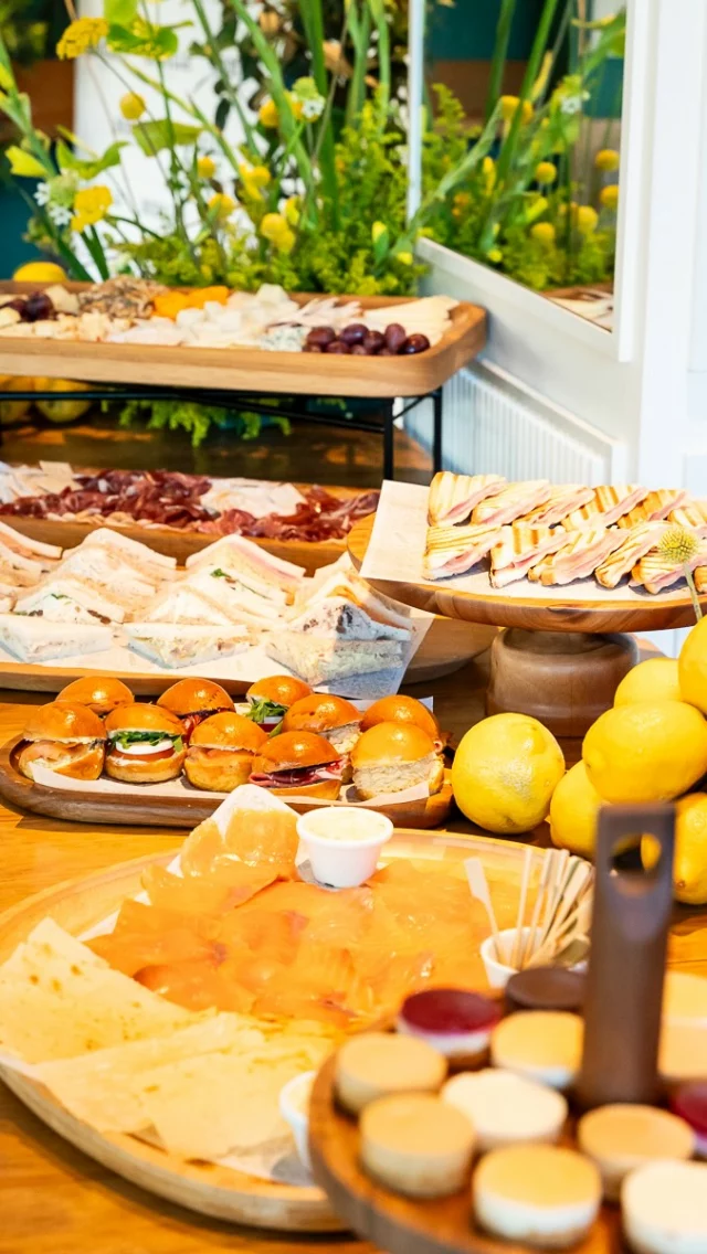 Afortunada y feliz de haber podido presentar a compañeros del sector nupcial la nueva propuesta de catering de @rodillasandwich enfocada a bodas y eventos. 😌  Rodilla Cuzco fue el restaurante elegido, decorado para la ocasión por @rbncano . 🍋 🌼  Un evento que he organizado con mucho cariño y un proyecto que me encanta y que estoy segura de que va a triunfar.  Nuestros invitados degustaron todas las referencias que podréis encontrar para vuestros eventos sociales, corporativos, prebodas, preparativos, incluso para las recenas de vuestras bodas. 😌  Gracias a todo el equipo de @rodillasandwich y en especial a Alfonso, por confiar en mí.  A todos los que hicieron posible que la presentación fuera un éxito. A @oneliapalao por su maravillosa música, a mis chicas de @sweetsistersteam por el precioso detalle que tuvieron con todos los invitados gracias a su servicio Sweet Pic, y a mis queridas amigas de @esif_fotografia , que capturaron cada momento y que han preparado este precioso vídeo.  Gracias a todos por acompañarnos. Sé que lo digo siempre, pero soy tan afortunada… 🫠  Acompañar en este lanzamiento a @rodillasandwich ha sido un lujo.  GRACIAS. 🤍  #organizaciondeeventos #eventos #rodillasandwich #decoracion #bodas #bodas2026 #eventos #catering #cateringbodas #ynosfuimosdeboda