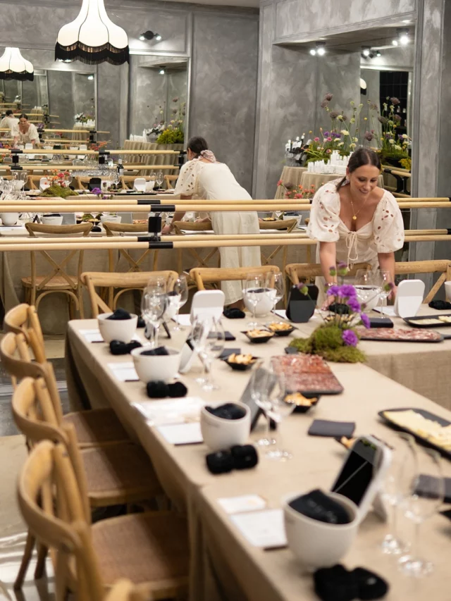 Si algo me gusta de las Beauty&wine es ver a la gente disfrutar, de hecho creo que la cara de mis amigas en la penúltima foto lo dice todo…🫠🥰  Aquí os dejo algunas de las fotitos que hizo @pezz_studio el pasado viernes en la IX edición, celebrada en @byai.concept .  Junto al equipo de @mariagallandofficial y @valledelbotijas aprendimos y disfrutamos de una tarde muy beauty en la que no faltó el buen vino y los dulces de @pepinapastel . 🍷  Juanma y Ramón de @valledelbotijas no quisieron perdérselo. Cuánto aprendimos con ellos.  @jesusmariagalland nos dio los mejores tips junto a Valentina.  Una tarde única, en la que también estuvimos rodeadas de flores gracias al arte de @rbncano . Y por supuesto, a la papelería de @abart.espaciocreativo , y al menaje y mantelería de @attrezzatura_es .  Mención especial a mi compi de beauty @pablomariagalland . 🙂  Gracias a todas por apoyar esta iniciativa y por querer uniros a esta IX, en la que además tuvimos a más de una repetidora. Y en la que estuve arropada por amigas y por compañeras del sector como @paloma_baena , @dearroyo_ e @indhirapimentelweddingplanner . 🙂  ¿Cuándo será la edición número X? 🙌🏻🍷  Vestido @parfois
Maquillada por mi querida @paloma_baena  #ynosfuimosdeboda #ynosfuimosdevino #catas #cata #catasmadrid #eventos #organizaciondeeventos #organizadoradeeventos