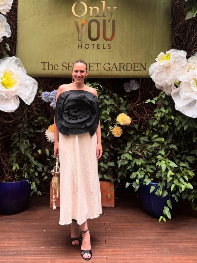 Ayer estuve rodeada de flores en la terraza de @onlyyouboutiquehotel . 🌻🌷🌸 Y a pesar de la lluvia, todo el equipo trabajó para que disfrutáramos de este evento y diéramos la bienvenida al verano. 😎  Una terraza “secreta” en el centro de Madrid. 🫠  Gracias por contar conmigo siempre y por hacerme sentir como en casa. 🏡  Qué bonita compañía @esif_fotografia y qué maravilloso encuentro @calzadosfranjul . 🙂  ¿Qué tocará hoy? 💃🏻🙌🏻  Top flor de @mattuicollection , falda @parfois & bolso @coosyofficial .  #ynosfuimosdeboda #eventos #terrazasmadrid #eventosmadrid #onlyyouhotels