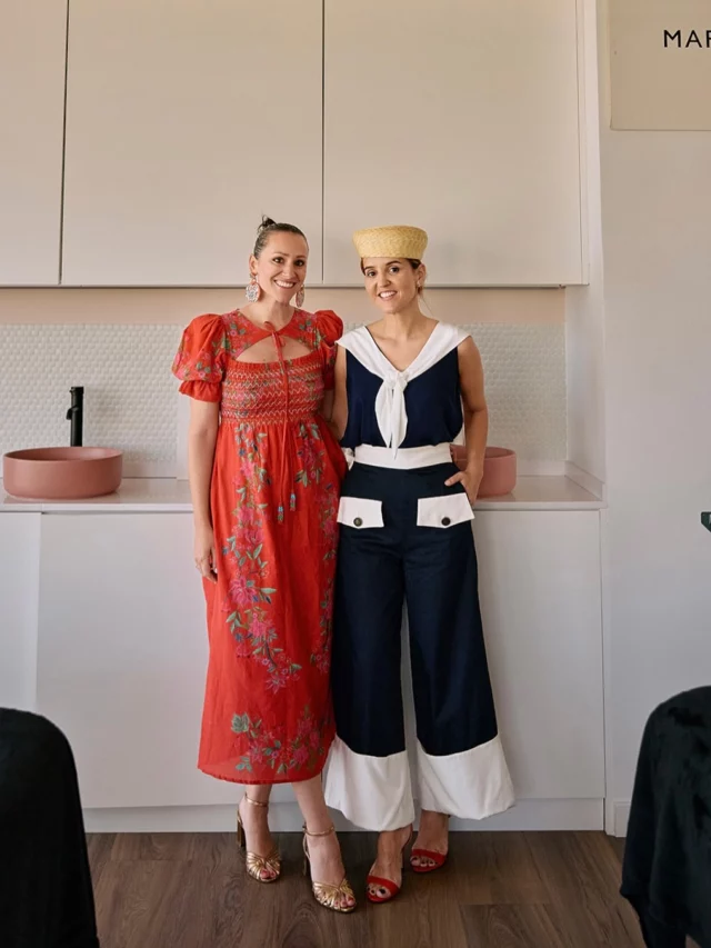 Qué día tan bonito y qué suerte poder compartir la vida contigo @virginiacoosy y ver cómo triunfas personal y profesionalmente. 🥰  Junto a @mariagallandofficial organicé los 40 de mi querida @virginiacoosy . Un plan entre amigas con @mariabaraza , @alexiaalvarezdetoledo , @defloresyfloreros_bailarinas y @alipromesas . 🫠 Y que hoy os puedo enseñar gracias a las fotos de @jesusmohedano . Mi cara en la foto 4 creo que lo dice todo. 🤣  Cada una con su look @coosyofficial , esperamos a Vir en la sede de @mariagallandofficial junto a @pablomariagalland , @elenporter y todo su equipo, que han sido cómplices todos estos meses.  Brindamos con @dorueda , @unaflorparamatilda se encargó de decorar el bodegón con sus bonitas flores 🌼  y con la mantelería de @attrezzatura_es . 🥰  @abart.espaciocreativo se encargó de la papelería y @pepinapastel nos endulzó la tarde con su maravillosa tarta. 🎂  Una tarde entre amigas en la que disfrutamos de un tratamiento de @mariagallandofficial gracias a @jesusmariagalland @saramariagalland @katherinemariagalland @everbeauty_es
@pilar_delgado_skinbeauty @sabrinanavarrobelleza . 🙂  GRACIAS A TODOS POR HACERLO POSIBLE. Ayer todas desconectamos, disfrutamos y CELEBRAMOS LA VIDA. Te quiero amiga @virginiacoosy .  Catering @elplan.ko