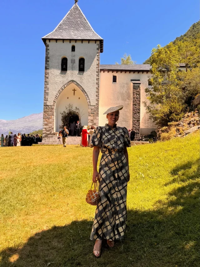 Ynosfuimosdeboda con este vestido de @coosyofficial que muy pronto podréis encontrar en sus tiendas. 🫠 GRACIAS @virginiacoosy . 🤍  Y para completar el look; bolso de @___triztriz que ha sido un éxito, tocado de @alexiaalvarezdetoledo , elegido en tiempo récord y pendientes de @paulet.official .🥰  Gracias por este día, y lo que queda @unafashionaria . 🙌🏼  Del Máster que tengo en ir sola a una boda y hacer amiguitas nuevas ya os contaré. 🤣  La mejor mesa, siempre la mía. 🙌🏼🙌🏼🙌🏼  📍 @piedrafitamountainlodge un entorno único para bodas y eventos. 🥰  #ynosfuimosdeboda #bodas #boda #novias2025 #invitada #invitadaboda #lookinvitada