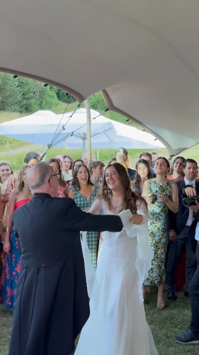 No sé las veces que he visto este vídeo… 😌 Siempre me emociona este momento y es que poder abrir el baile con tu padre es tan especial. Su cara lo dice todo... Estabas espectacular @unafashionaria . 🫠🤍  Y tan bonito el vestido de @nnavascues . 🥰  📍 @piedrafitamountainlodge  #weddingday #weddingstyle  #novias #vestidosenovia  #weddingphotographer #weddingphotography #bridal #bridalinspiration  #ynosfuimosdeboda #bodas2025 #vestidodenovia #vestidonovia #novias2025