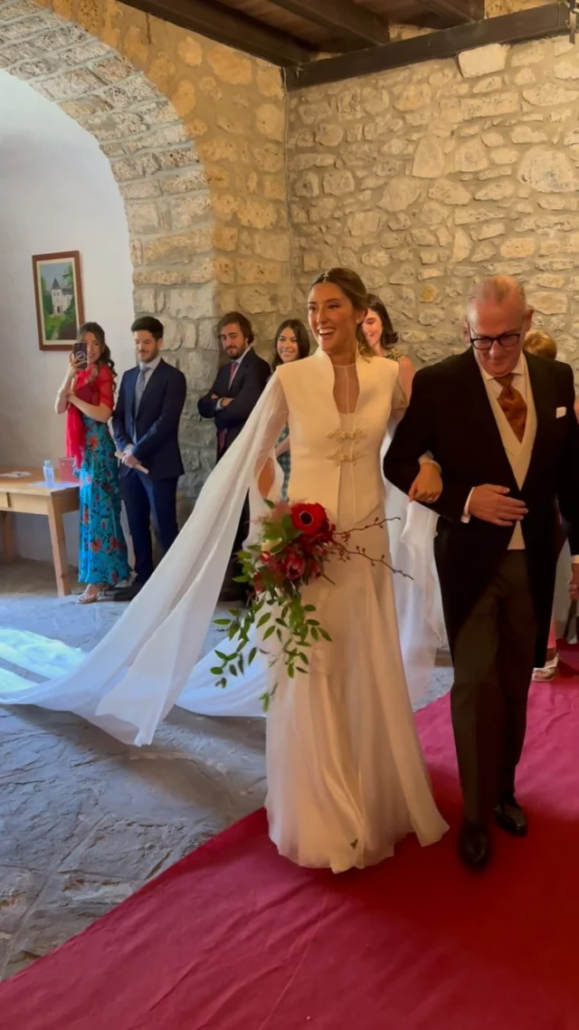 Feliz de compartir este día contigo. Estás preciosa amiga @unafashionaria . 🤍  Vestido @nnavascues .  #weddingday #weddingstyle  #novias #vestidosenovia  #weddingphotographer #weddingphotography #bridal #bridalinspiration  #ynosfuimosdeboda #bodas2025 #vestidodenovia #vestidonovia #novias2025