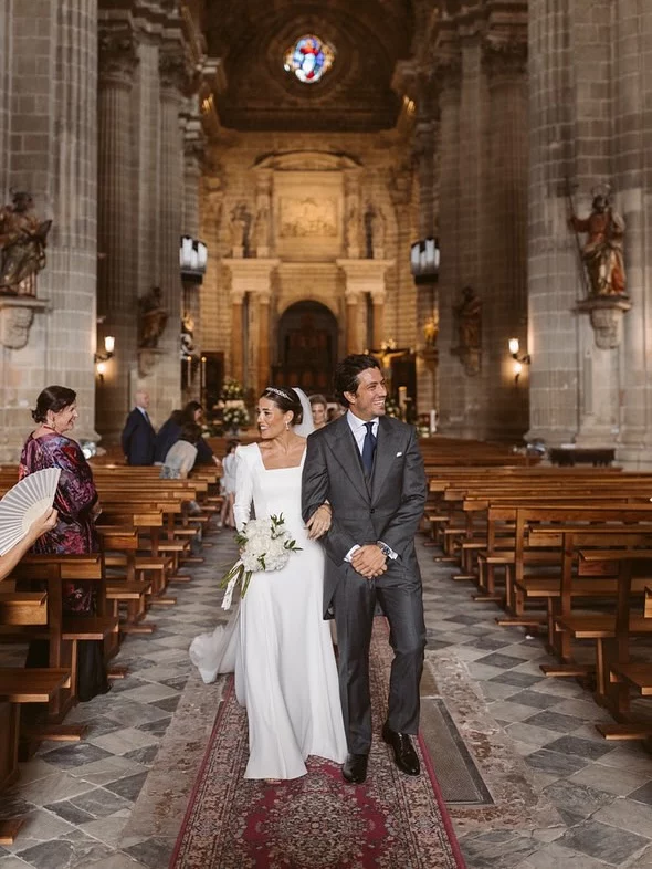 Y hoy, Elisa y su diseño de mi querida @clarabreadesign . 🥰 Un vestido con un trabajo de nervios en cuerpo y mangas, falda de quillas en crepe y una preciosa sobrecola desmontable. 🤍  ¿Y qué me decís de las fotos de @alejandrasalido ? Siempre tan bonitas. 🫠  @sastreriajajoan
@baccoestudiofloral
@monicaruizmakeup  #weddingday #weddingstyle  #novias #vestidosenovia  #weddingphotographer #weddingphotography #bridal #bridalinspiration  #ynosfuimosdeboda #bodas2025 #vestidodenovia #vestidonovia #novias2025