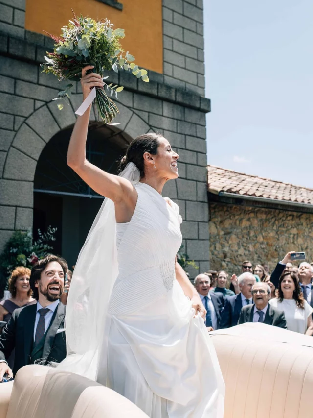 Más fotitos de @alvarodereina durante la boda de Mónica y Carlos. 🫠 La última… de mis favoritas. 🥰  Feliz primer finde de julio. 😎🌊  @inunezdesign
@reyestabares 
@flores_leymar 
@flecosoviedo 
@siaproeventos
@cateringisaacloya
@palaciodevaldesoto 
@vibra_design 
@paulacentenostudio
@maen_concept  #weddingday #weddingstyle  #novias #vestidosenovia  #weddingphotographer #weddingphotography #bridal #bridalinspiration  #ynosfuimosdeboda #bodas2025 #vestidodenovia #vestidonovia #novias2025  #invitada #invitadaboda