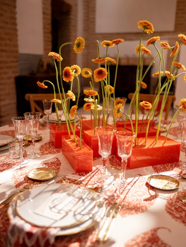 Si te gusta el color naranja estoy segura que te gustará esta propuesta que preparamos para el evento organizado en @ordenterceraeventos . 🧡  En esta ocasión quisimos jugar con los estampados en servilletas y mantel de @cashmeredecoracion . Una combinación atrevida en la no podían faltar las gelberas y esta forma tan original de presentarlas que tuvo @bottanico_floral_design . 🥰  Sin olvidarme de la papelería de @abart.espaciocreativo , cuidada al detalle como podéis ver en la tercera foto de @ismasanchezfotografo . 🫠  Diseño y organización @ynosfuimosdeboda @susanatornero_
Vídeo @esif_fotografia
Papelería @abart.espaciocreativo
Decoración floral @bottanico_floral_design
Mantelería y mensaje @cashmeredecoracion 
Música en directo @missviolina_mj
Dj @losdelamonda @jorgetejedor.dlf @diego.revu 
Regalos @valquer_laboratorios  #eventos #ynosfuimosdeboda #organizaciondeeventos #bodas #eventosvalladolid #catering #decoracion #decoracionbodas #decoracioneventos