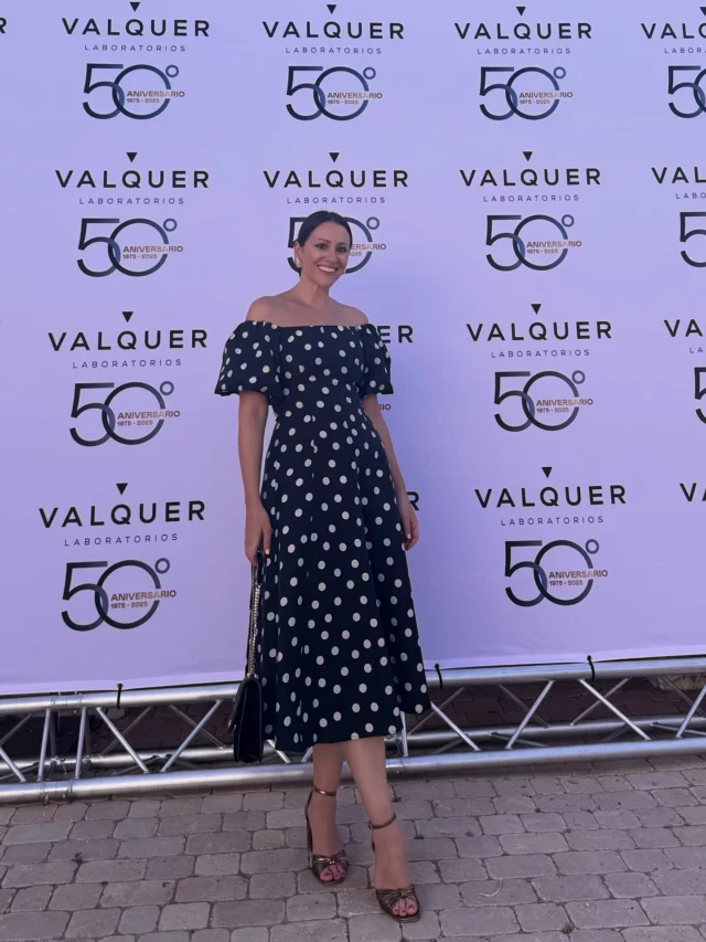 Qué suerte celebrar el 50 aniversario de @valquer_laboratorios . 🍀  Un evento cuidado al detalle. Por la mañana pudimos conocer sus instalaciones y los procesos que llevan a cabo, y disfrutar de un cóctel, de la mano de @vegacatering .  Y por la tarde… la celebración continuó en @puydufouespana . 🫠 Con una cena de gala y con el espectáculo nocturno “El sueño de Toledo”. Qué maravilla.  Una noche única en la que también bailamos y cantamos. 💃🏻  Compartir este día con la familia @valquer_laboratorios ha sido todo un lujo. Qué bonito conocer su experiencia y trabajo de primera mano y disfrutar con ellos de esta celebración.  Enhorabuena a todos por una organización de 10. En especial a mi querida amiga @purezaloizaga , directora de comunicación de @valquer_laboratorios , por un trabajo impecable y al equipo de @pinupcomunicacion por cuidarnos tanto. 🤍  Por muchos años más. 🙌🏼🎊🎂  #ynosfuimosdeboda #eventos #eventostoledo #50aniversariovalquer