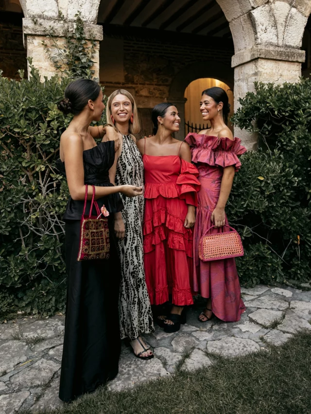 Invitadas tras el objetivo de @gmstudio_fotografia . En la segunda foto de las más especiales. 🫠  @lolacruzshoes
@bambamstudio_ 
@silbonmoda 
 @martinellishoes
@abadiadeparraces 
@quilicuanoc_cateringdeco
@goldmoonevents
@losamigosdejuanbrand
@high_volume_event
@guiomarnovias  #weddingday #weddingstyle  #novias #invitada #weddingphotographer #weddingphotography #bridal #bridalinspiration  #ynosfuimosdeboda #bodas2025 #lookinvitada #invitadaboda #novias2025