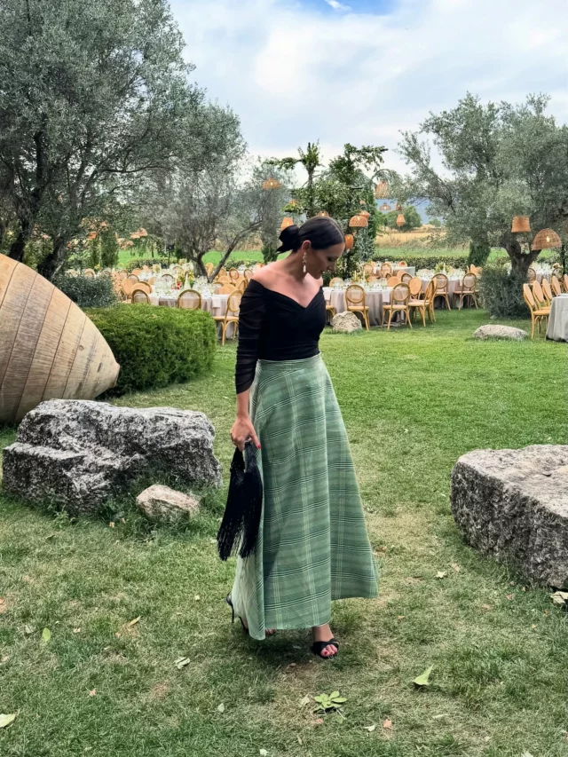 Ayer fue un día muy especial y es que no siempre se casa tu prima pequeña. 🫠  Organizar su boda y compartir con ella los preparativos ha sido un regalo.  Gracias por este día Aleja y Nach, y gracias a todos por hacerlo posible. Qué ganas de ver las fotos de @esif_fotografia . 🤍  En esta ocasión elegí este conjunto de @coosyofficial que saldrá próximamente. Bolso de @occeanis_ y pendientes de @acus_complementos . Me maquilló @soraya.g.s del equipo de @mariasandovalstyle . 🙂  Mi prima, espectacular con su vestido de mi amigo @luisinfantesofficial y maquillada y peinada por @mariasandovalstyle .  Se casó en @casadeoficios_bylaurel y @lucesdecuento sorprendió a todos con un montaje precioso, como podéis ver en el vídeo. 🥰  Gracias a todo el equipo de @laurelcatering por vuestro gran trabajo. 🙂  Y lo mejor… compartirlo con mi familia. 🫠🤍  @high_volume_event
@susanatornero_
@bukkaflores  #weddingday #weddingstyle  #novias #vestidosenovia  #weddingphotographer #weddingphotography #bridal #invitadaboda #lookinvitada  #ynosfuimosdeboda #bodas2025 #vestidodenovia #vestidonovia #novias2025