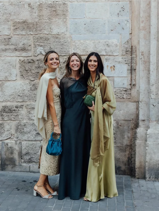 Una selección de looks de invitada que me encantan, fotografiados por @kiwo_estudio . 🫠  #weddingday #weddingstyle  #novias #invitada #weddingphotographer #weddingphotography #bridal #bridalinspiration  #ynosfuimosdeboda #bodas2025 #lookinvitada #invitadaboda #novias2025