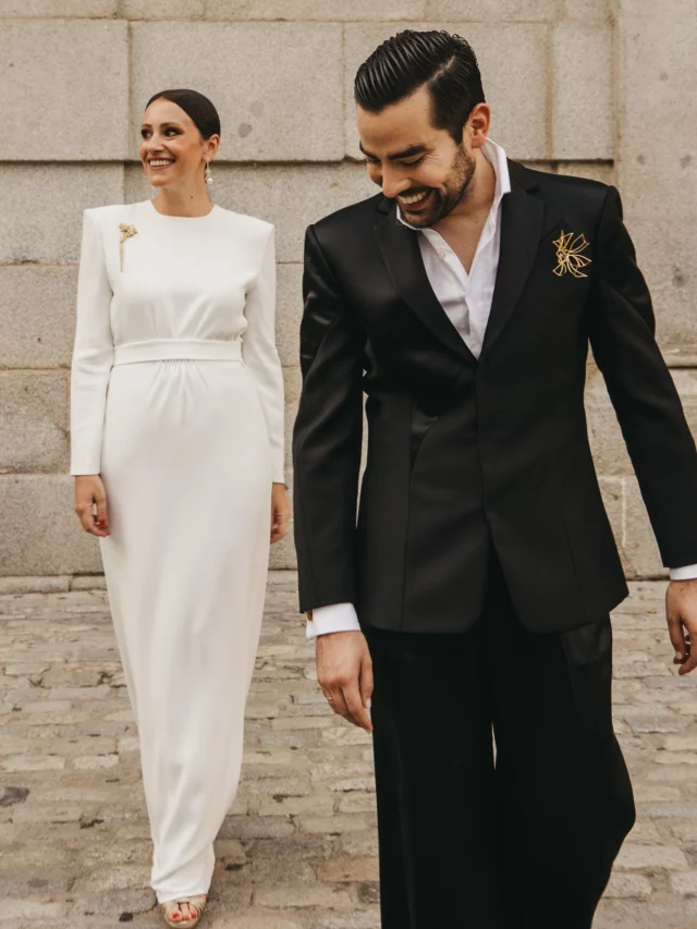 Ayer acompañé a mi amigo @luisinfantesofficial a la II edición de los premios de la @academiadelamoda.es . ✨  Para la ocasión llevé un diseño de su colección. No sabéis la ilusión que me hizo y lo cómoda que me sentí. 🥰  Gracias por compartir conmigo esta noche tan especial, por contar conmigo siempre y por dejarme formar parte de tu proyecto. 🤍  Gracias a Ana de @lisola_fotografia por estas fotitos. 😌  @luisinfantesofficial completó su look con un broche y unos gemelos de @joyeriagrassy .  Y yo con bolso de @occeanis_ , pendientes de la nueva colección de novia de @acus_complementos y sandalias de @javiergonzalo_oficial . Maquillada por mi querida @paloma_baena .  Muy pronto os enseñaré las fotitos que nos hizo @lisola_fotografia en el Atelier. 🫠  #modaespañola #ynosfuimosdeboda #luisinfantesatelier #eventos #eventosmadrid #modaespañola #premiosmodartve #premiosacademiadelamodaespañola