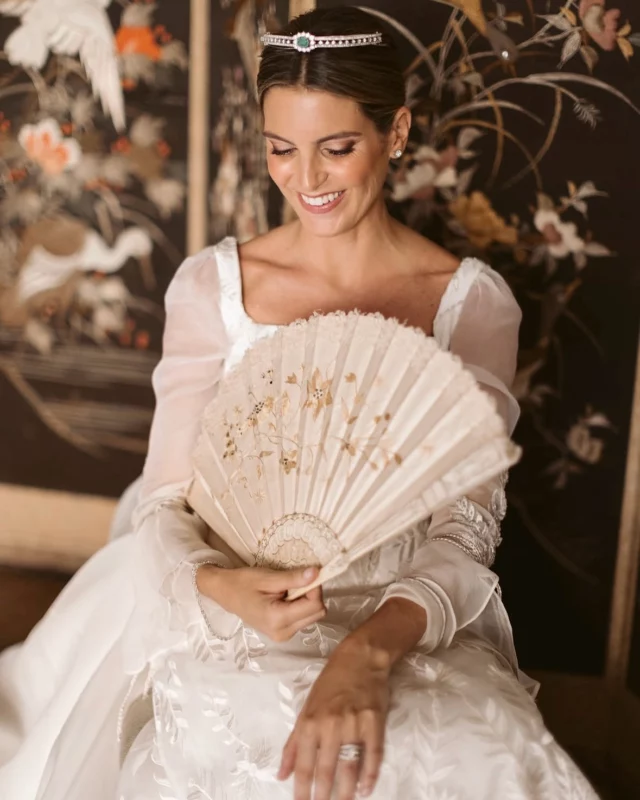 Hoy en el blog hablamos de abanicos de novia. Un complemento que cada vez está más presente en las bodas, que está lleno de simbolismo y que refleja la personalidad de la novia.  En el post os cuento su historia y os hablo de tipos de abanicos para novia, incluyendo los personalizados. 🫠  Haz clic en el enlace de la bio y no te lo pierdas. 👆🏻  Foto 1 @alejandrasalido 
Foto 2 @gmstudio_fotografia / @bambamstudio_
Foto 3 @dosmasenlamesa 
Foto 4 @cupidastudio / @bambamstudio_ 
Foto 5/6 @gmstudio_fotografia / @bambamstudio_  #abanicos #abanicosparanovia #abanicosparanovias #abanicosboda #abanicosespañoles #ynosfuimosdeboda #novias #bodas