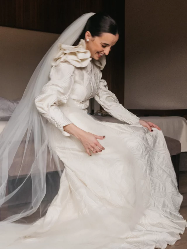 Hoy en el blog… ENTREVISTO A RAQUEL, creadora y diseñadora de @valensoleatelier . 🙂  Un repaso a su trayectoria y una entrevista en la que podréis conocer el proceso que sigue con las novias, cuándo debéis acudir al Atelier para realizaros la primera prueba y los tejidos y bordados artesanales que utiliza en sus diseños. 🫠  Sin duda, un gran trabajo, como se refleja en estas fotos. Gracias por tu tiempo, por tu cariño y por confiar siempre en mí. 🤍  Fotos 1-3-5 @retratodeuninstante 
Foto 2 @monicaortdomin 
Foto 4-7 @elhilodorado_wedding
Foto 6-8 @pezz_studio  #valensoleatelier #diseñadores #weddingday #weddingstyle  #novias #vestidosenovia  #weddingphotographer #weddingphotography #bridal #bridalinspiration  #ynosfuimosdeboda #bodas2025 #vestidodenovia #vestidonovia #novias2025
